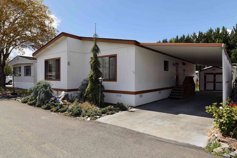Manufactured Home For Sale On The Rogue River in Country Estates