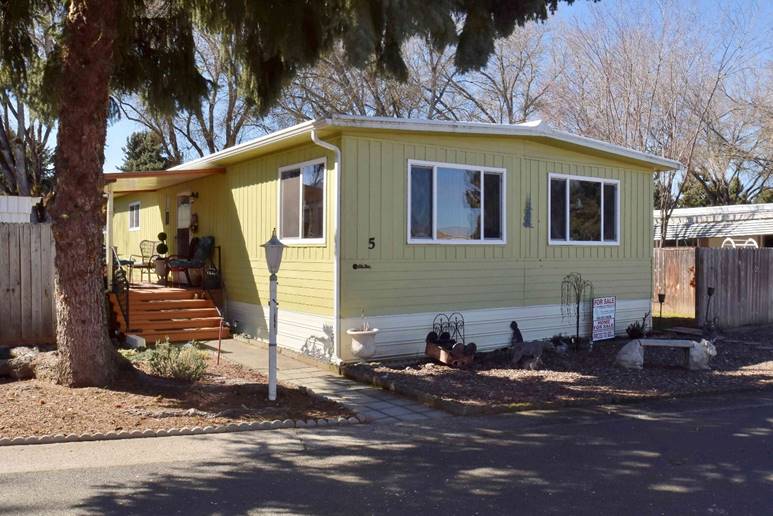 Manufactured Home For Sale at Blue Spruce Mobile Estates, Medford, Oregon