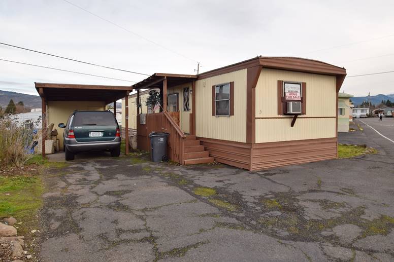 Tiny House For Sale at Carefree Mobile Village, Medford, Oregon