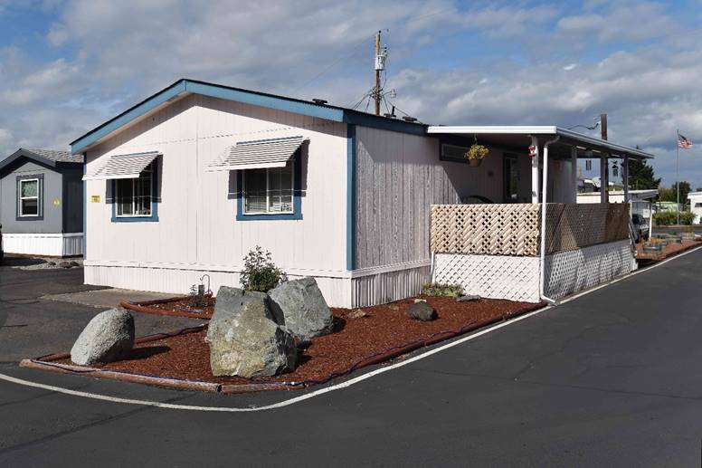Manufactured Home For Sale at Carefree Mobile Village, Medford, Oregon