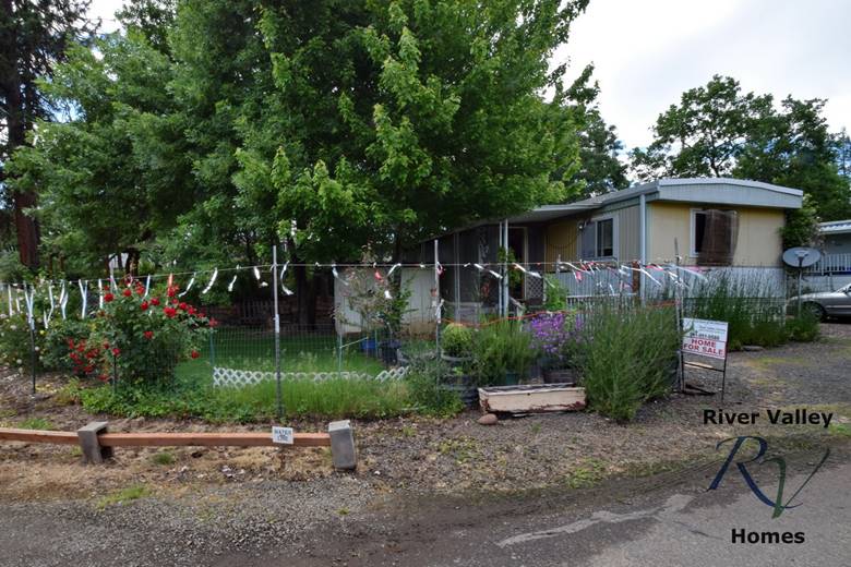 Manufactured Home For Sale at Country View Mobile Estates, Shady Cove