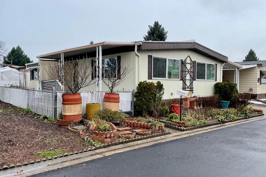 Manufactured Home For Sale at Glenwood Mobile Home Park, Medford, Oregon