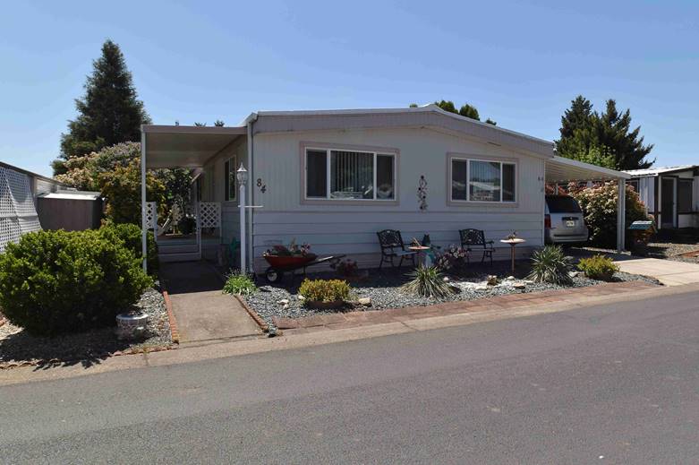 Mobile Home For Sale at Royal Oaks Mobile Manor, Medford, Oregon