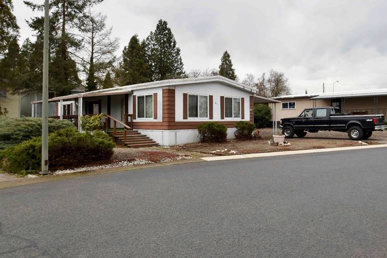 Double Wide Mobile Home For Sale at Greenbrier Terrace, Central Point