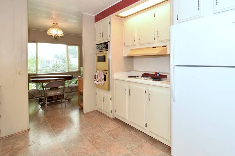 A kitchen with white cabinets

Description automatically generated with medium confidence