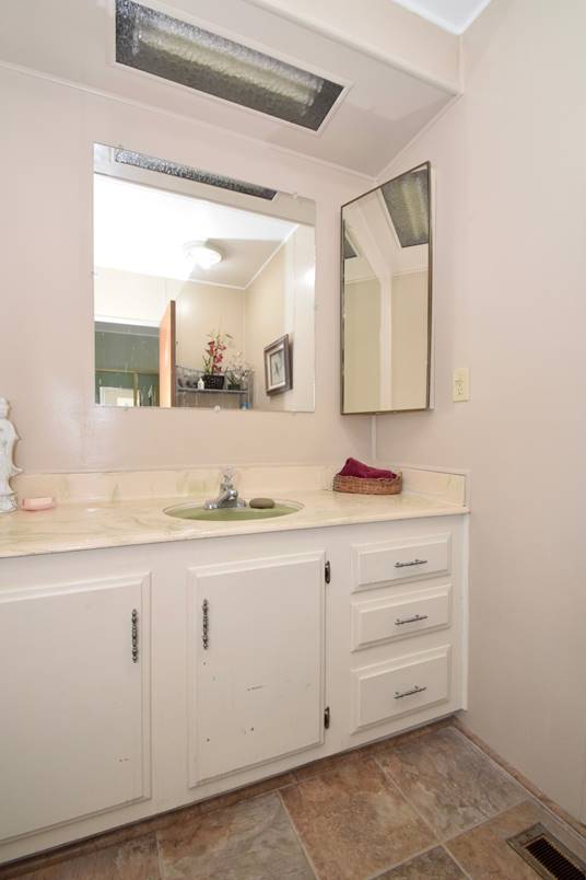 A bathroom with a large mirror

Description automatically generated with low confidence