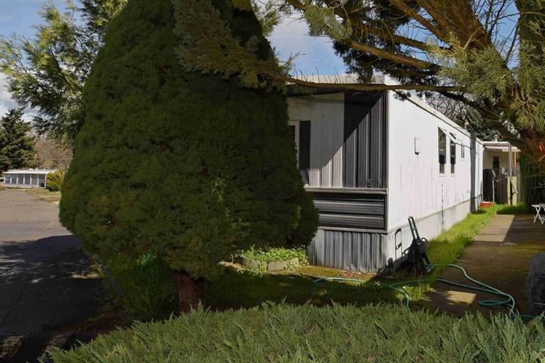 Mobile Home For Sale at Royal Oaks Mobile Manor, Medford, Oregon