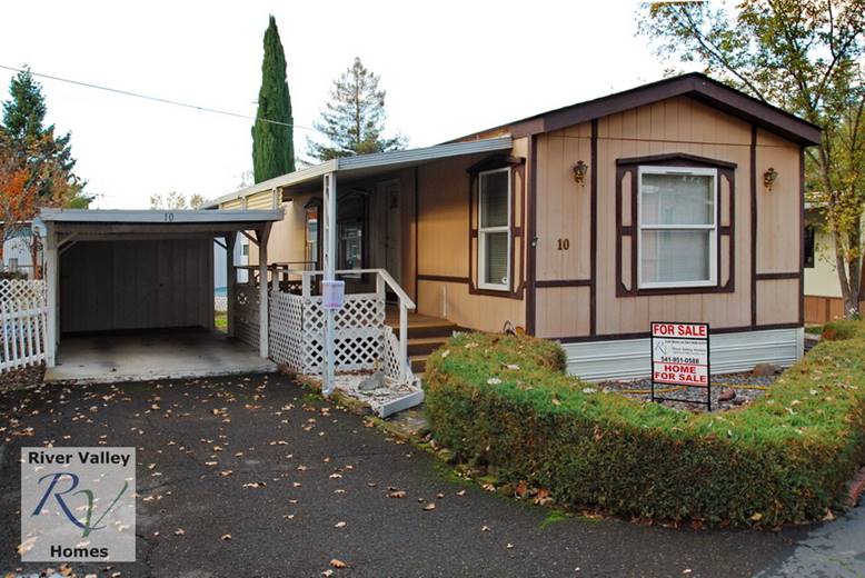 Manufactured Home For Sale at Royal Oaks Mobile Manor, Medford, Oregon