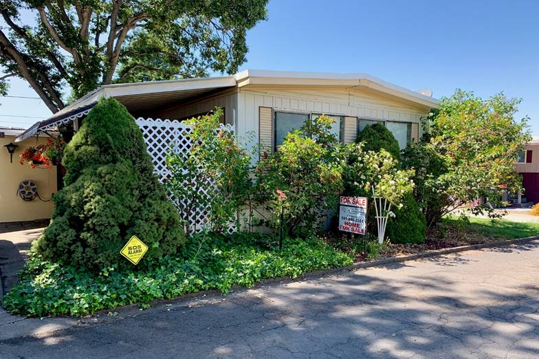 Mobile Home For Sale in Medford, Oregon at 4069 s pacific hwy, Medford