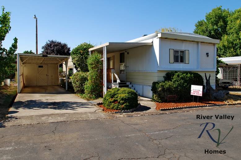 Manufactured Home For Sale at Royal Oaks Mobile Manor, Medford, Oregon