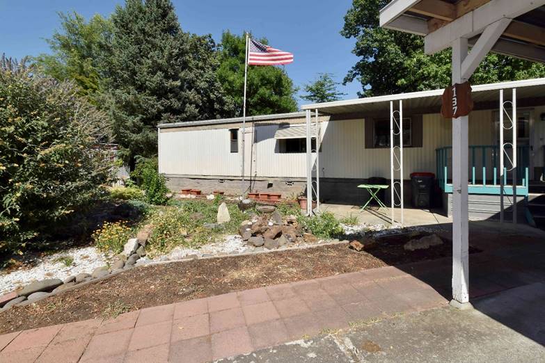 Mobile Home For Sale in Medford, Oregon at Royal Oaks Mobile Manor