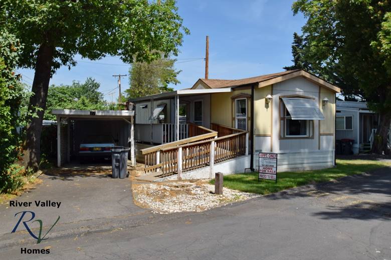 Manufactured Home For Sale at Royal Oaks Mobile Manor, Medford, Oregon
