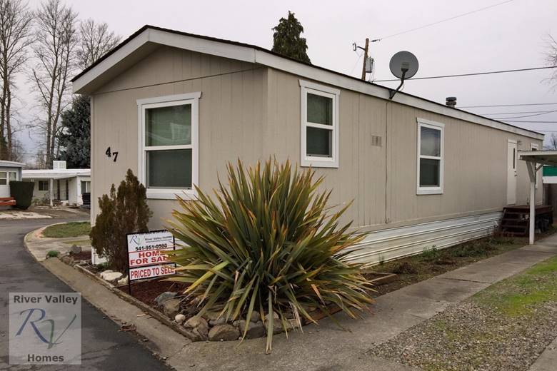 Manufactured Home For Sale at Royal Oaks Mobile Manor, Medford, Oregon