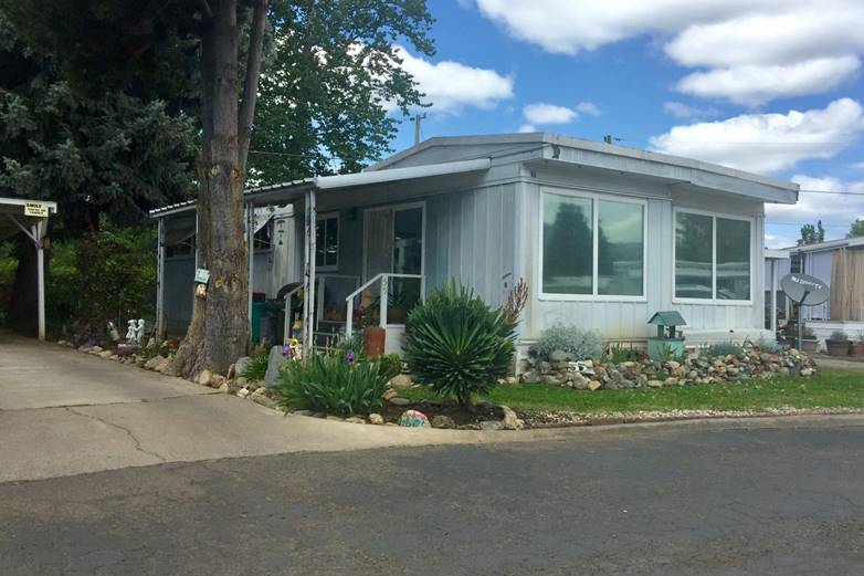 Double Wide Mobile Home For Sale at Royal Oaks Mobile Manor, Medford