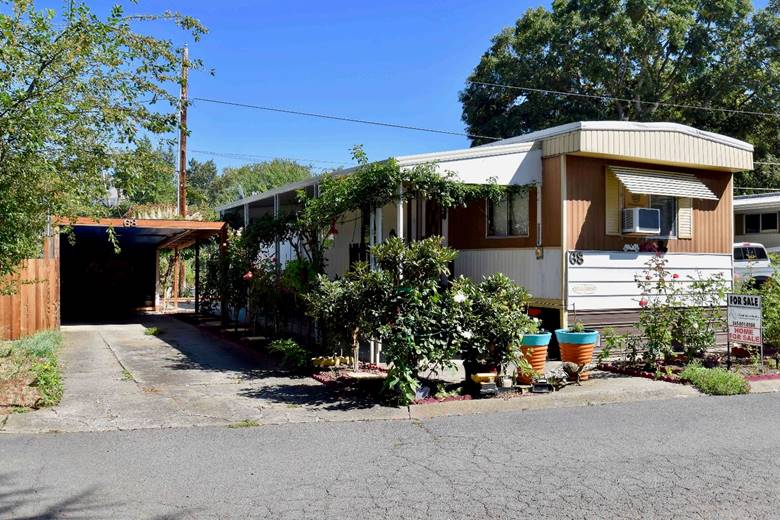 Mobile Home For Sale at Royal Oaks Mobile Manor, 4069 South Pacific Hwy, Medford, Oregon