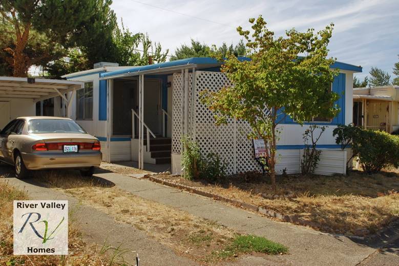Manufactured Home For Sale at Royal Oaks Mobile Manor, Medford, Oregon