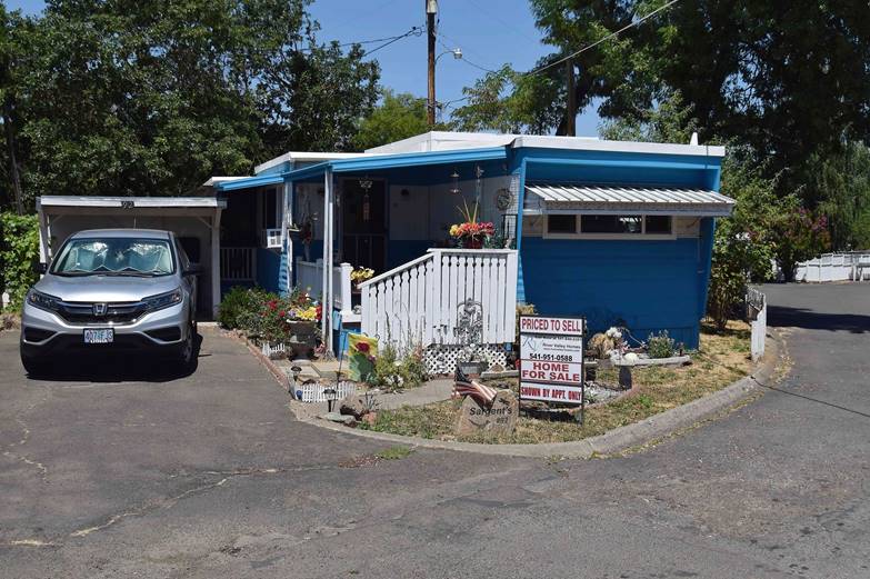 Cozy Mobile Home For Sale at Royal Oaks Mobile Manor, Medford, Oregon